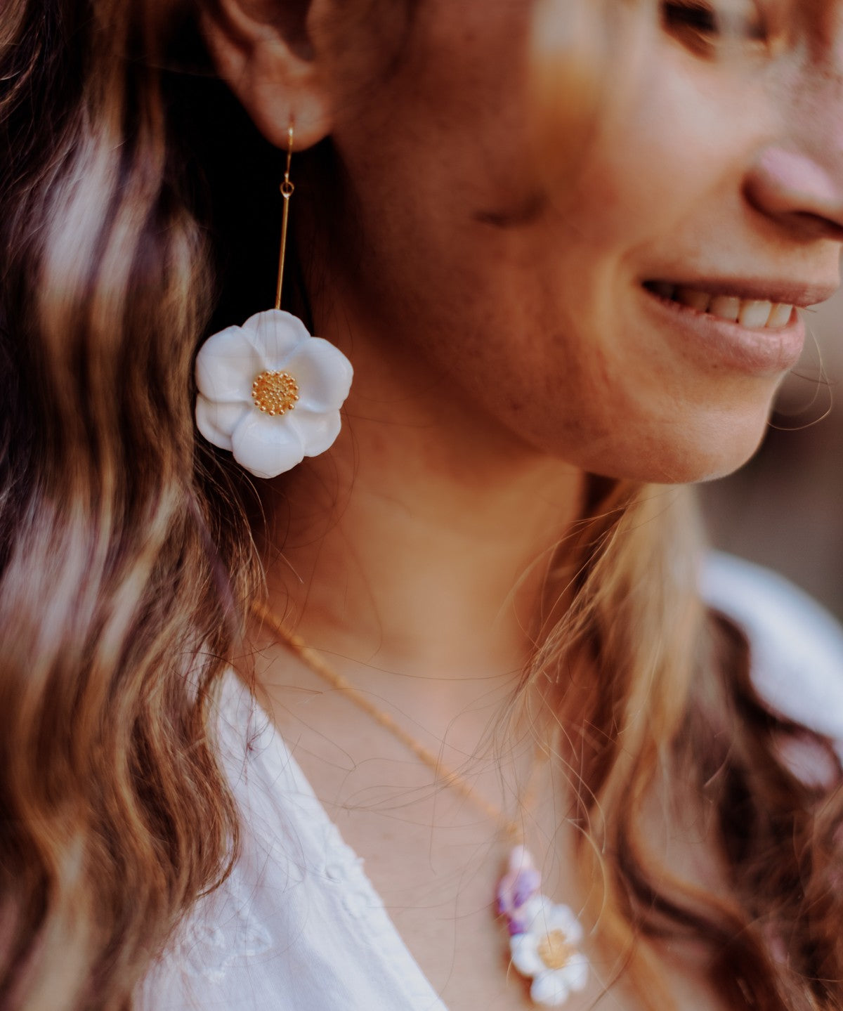 bijou boucles d'oreilles pendantes fleur blanche et dorée en porcelaine peinte à la main