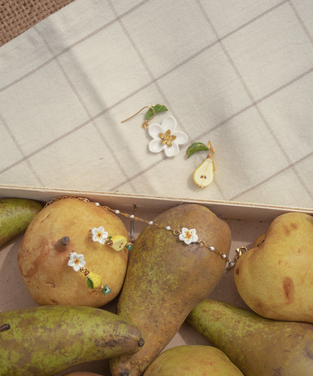Boucles d'oreilles fleur de poirier, poire & feuille