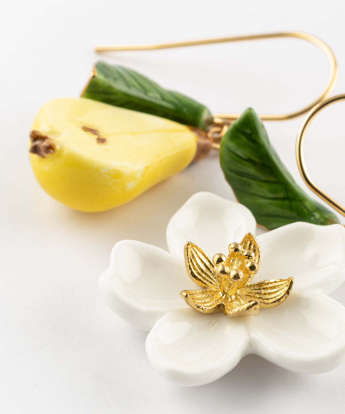 Boucles d'oreilles fleur de poirier, poire & feuille