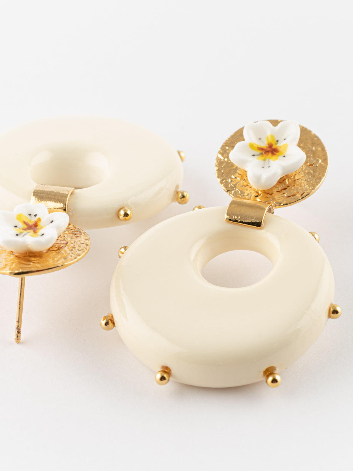 Boucles d'oreilles fleur de poirier & porcelaine cloutée
