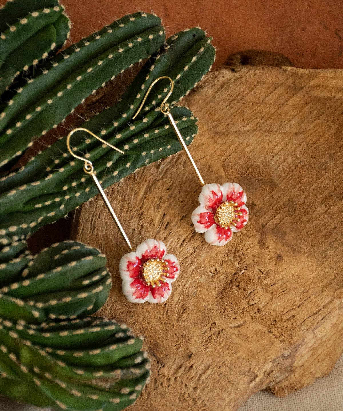 Boucles d'oreilles fleur du désert porcelaine peint a la main