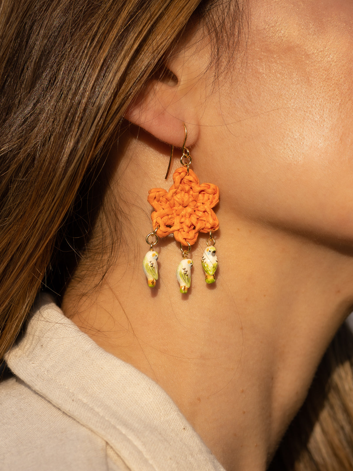 Boucles d'oreilles fleur en raphia & perruches