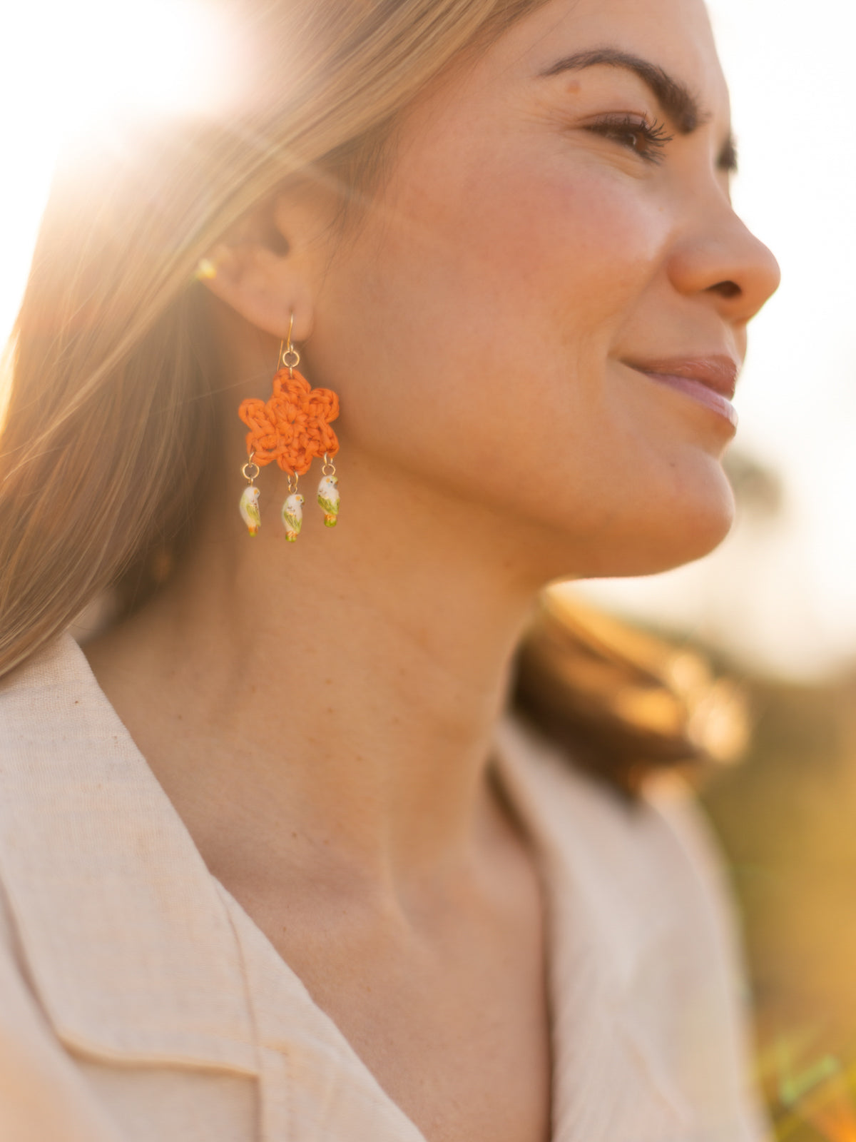 Boucles d'oreilles fleur en raphia & perruches