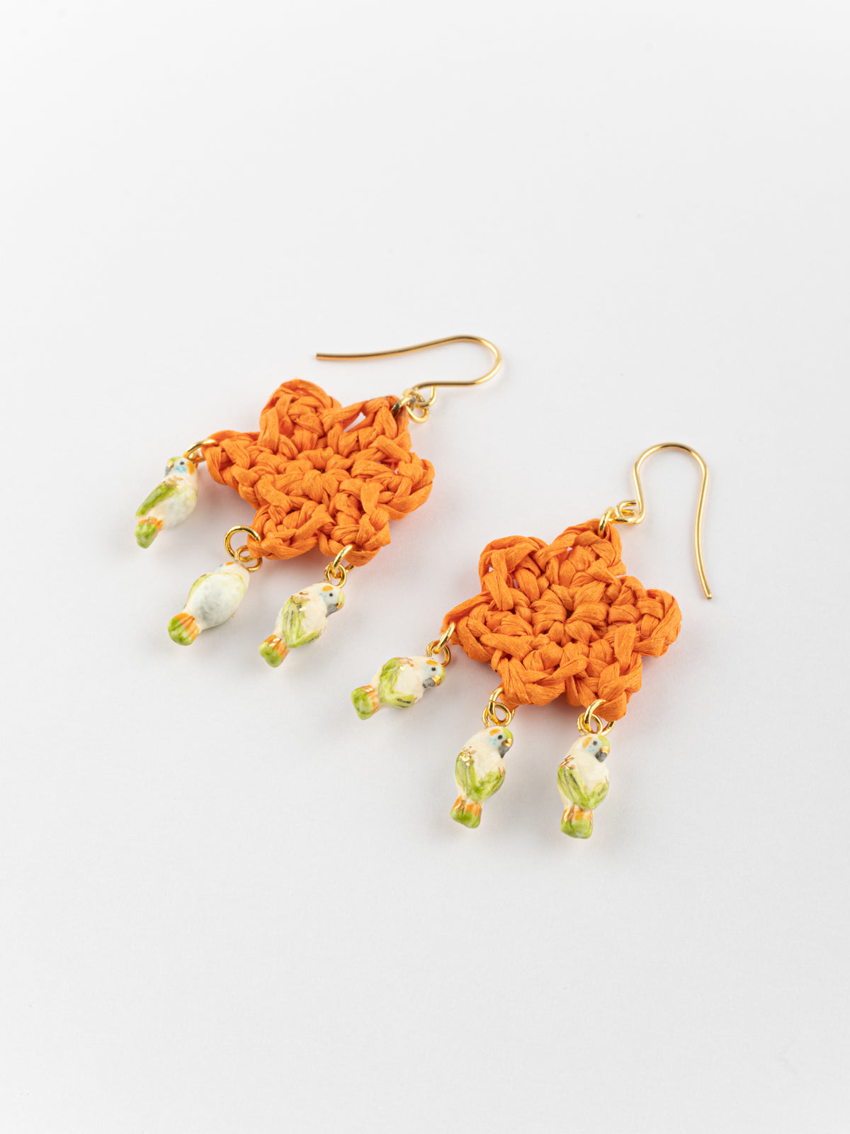 Boucles d'oreilles fleur en raphia & perruches