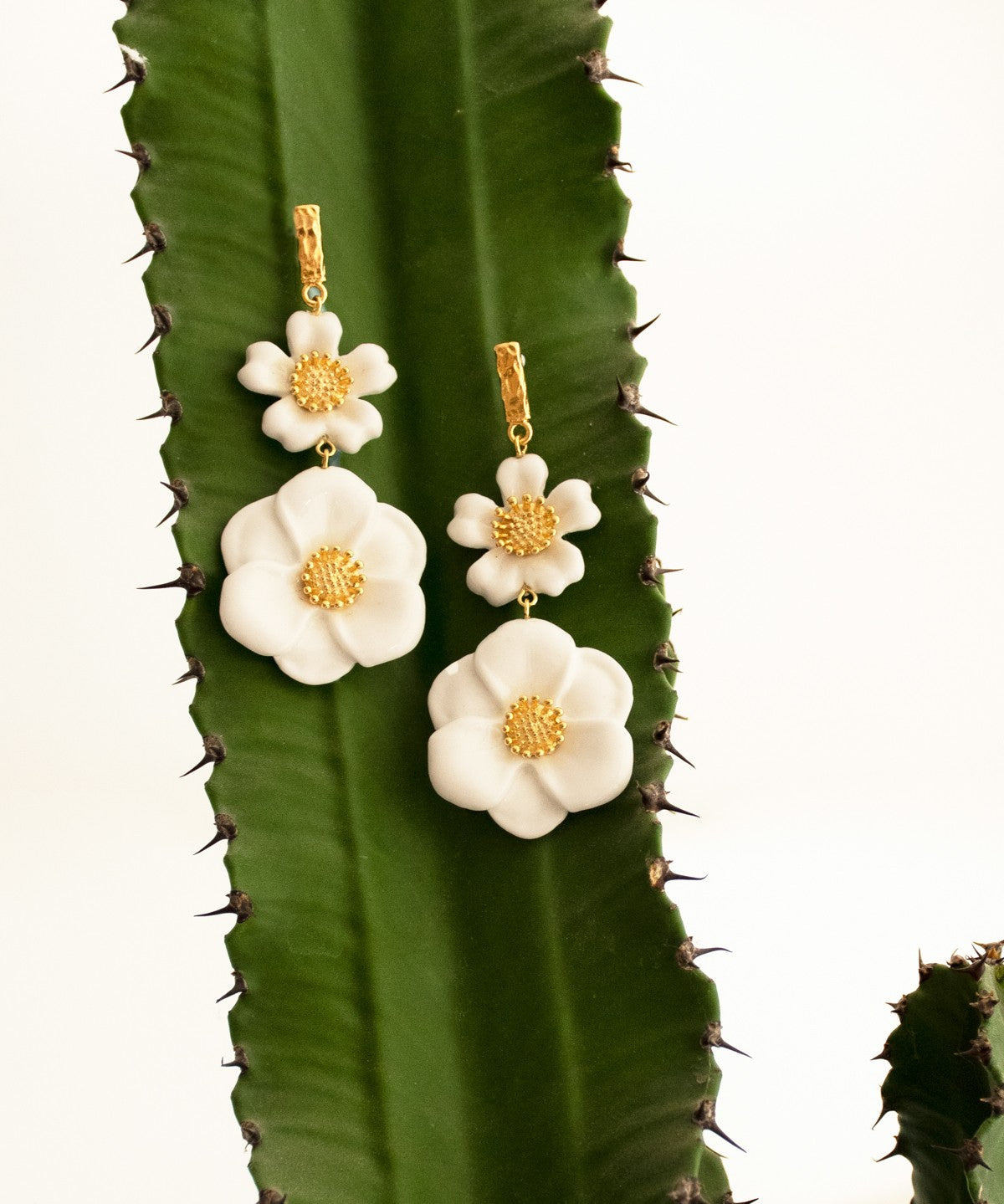 Boucles d'oreilles fleur blanche porcelaine peint a la main