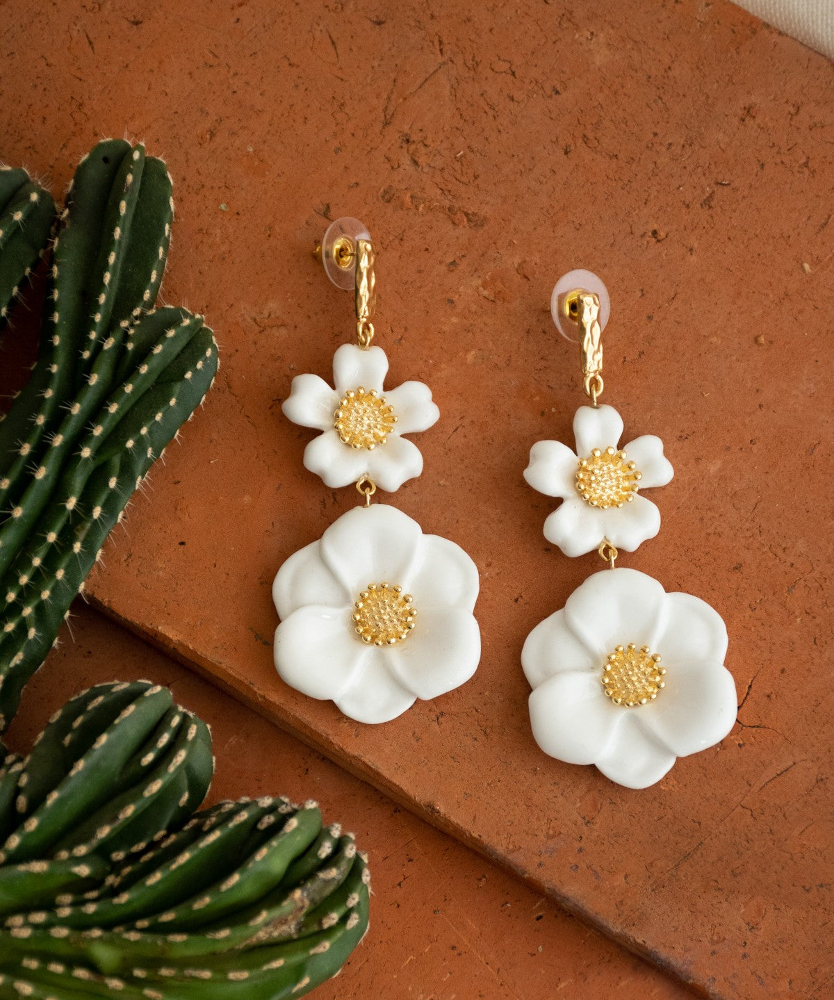 Boucles d'oreilles fleur blanche porcelaine peint a la main