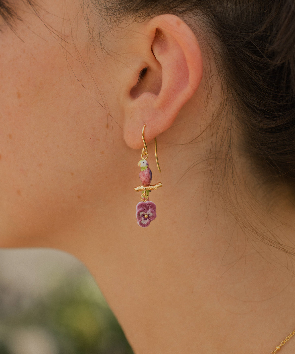 Boucles d'oreilles perruche à moustaches sur branche
