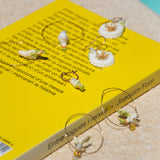Boucles d'oreilles perruche sur pissenlit blanc
