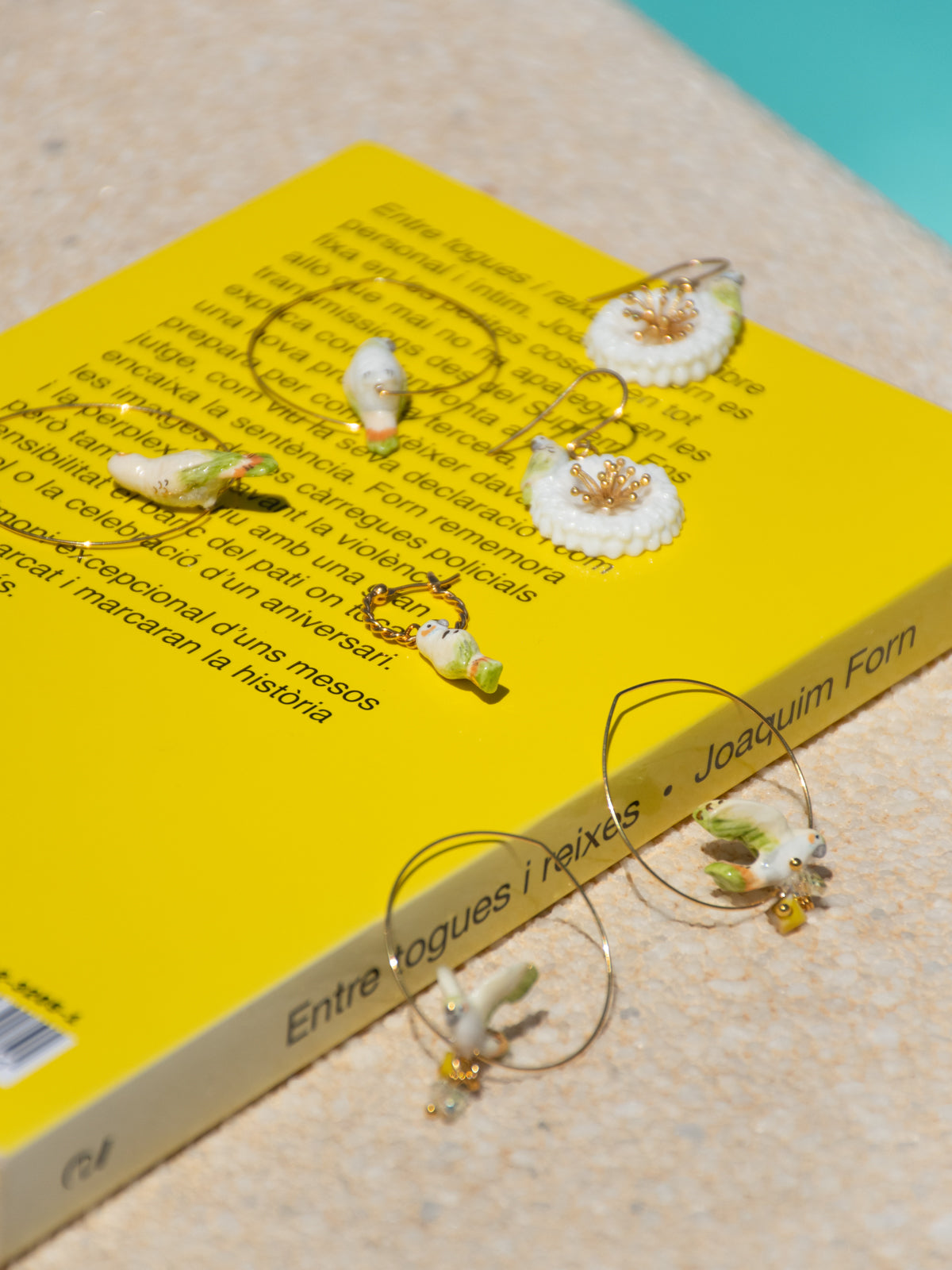 Boucles d'oreilles perruche sur pissenlit blanc