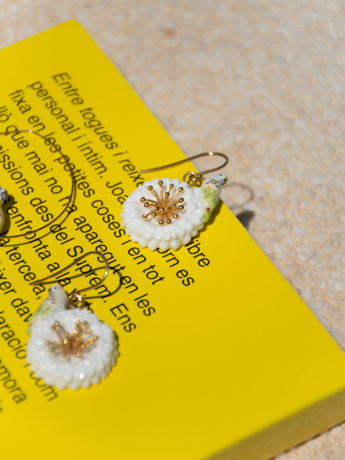 Boucles d'oreilles perruche sur pissenlit blanc