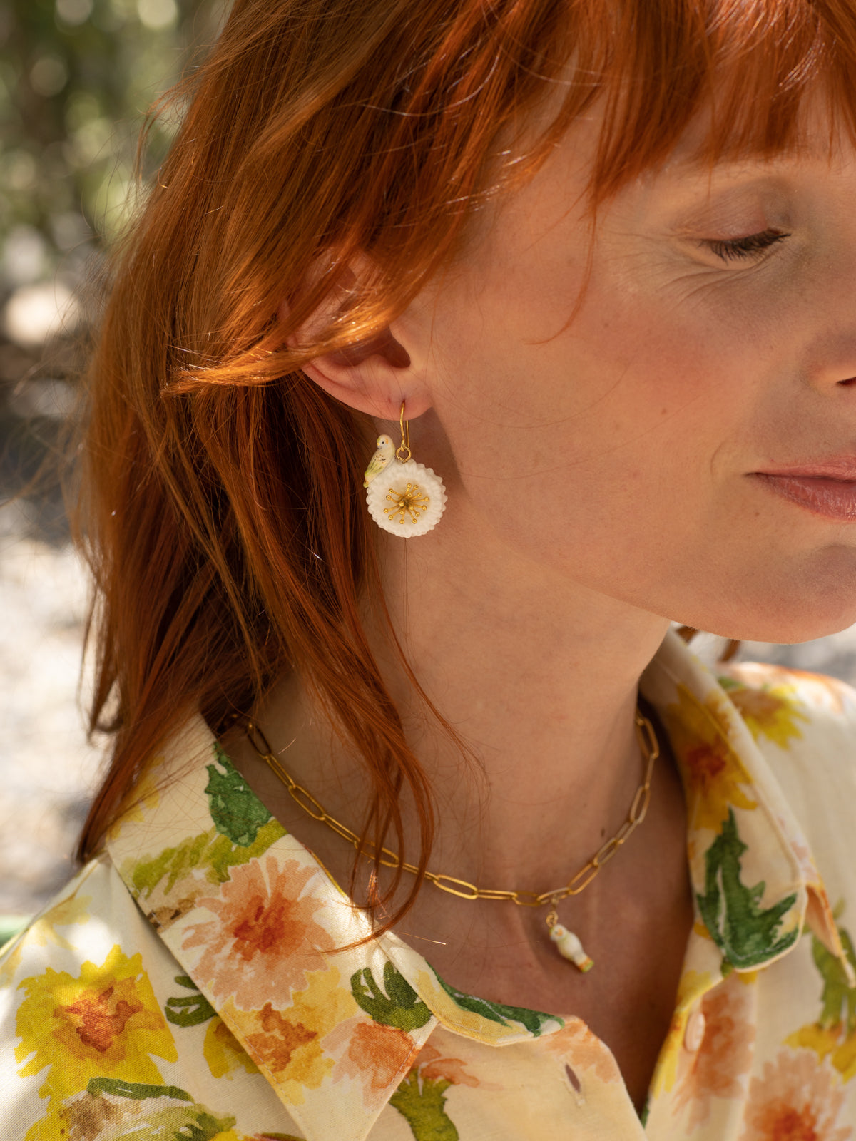 Boucles d'oreilles perruche sur pissenlit blanc
