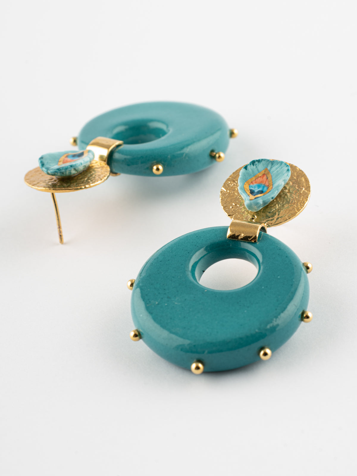 Boucles d'oreilles plume de paon & porcelaine cloutée