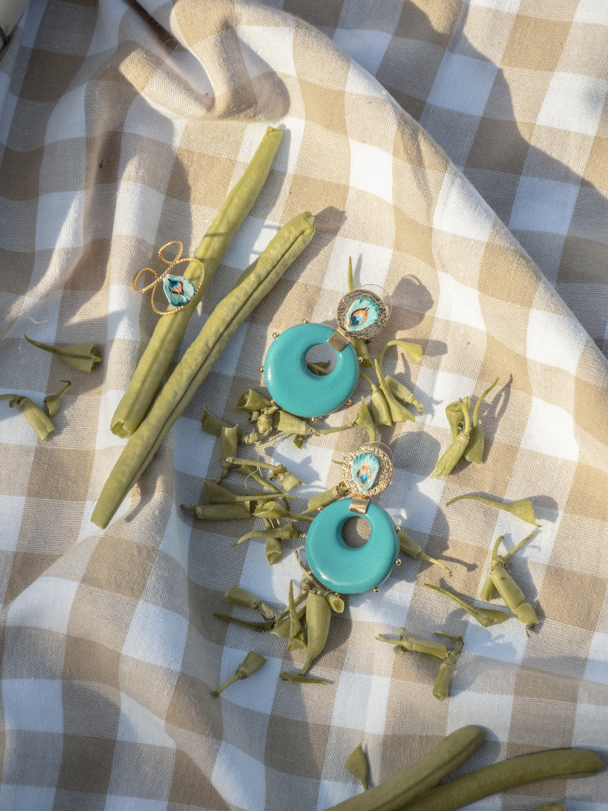 Boucles d'oreilles plume de paon & porcelaine cloutée