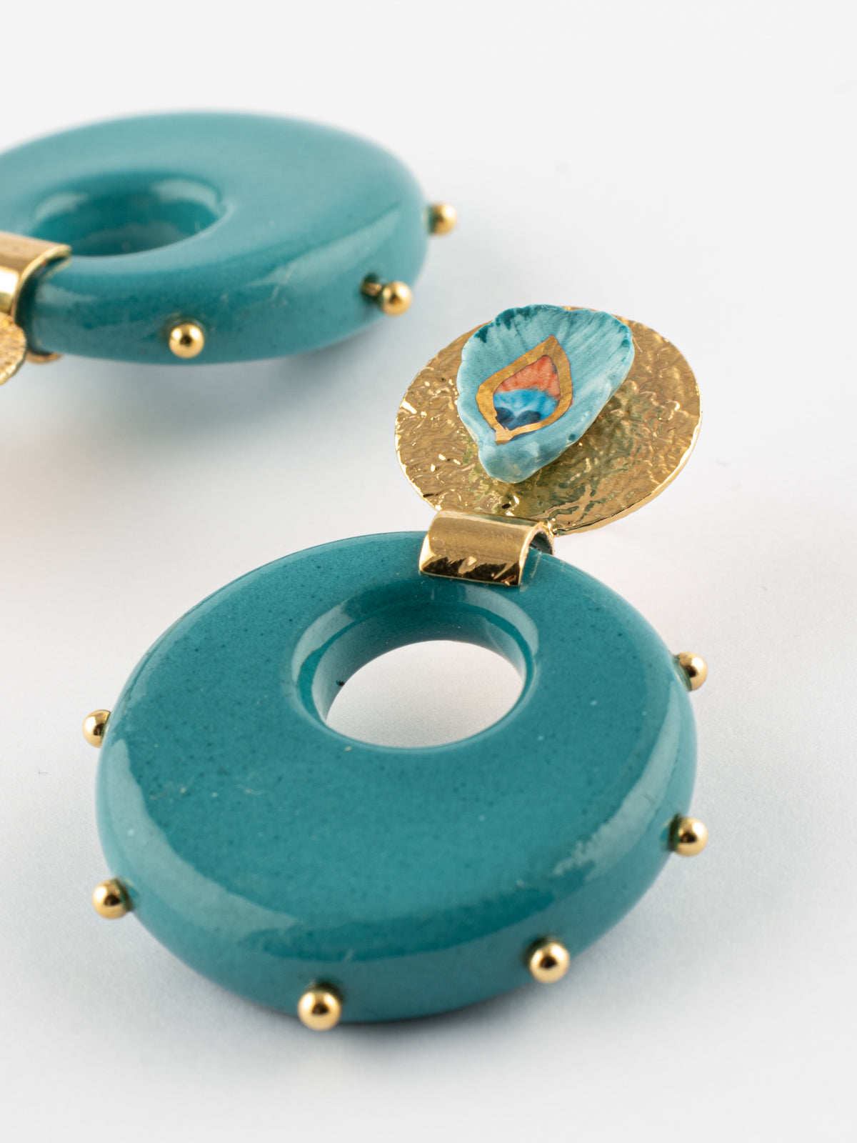 Boucles d'oreilles plume de paon & porcelaine cloutée