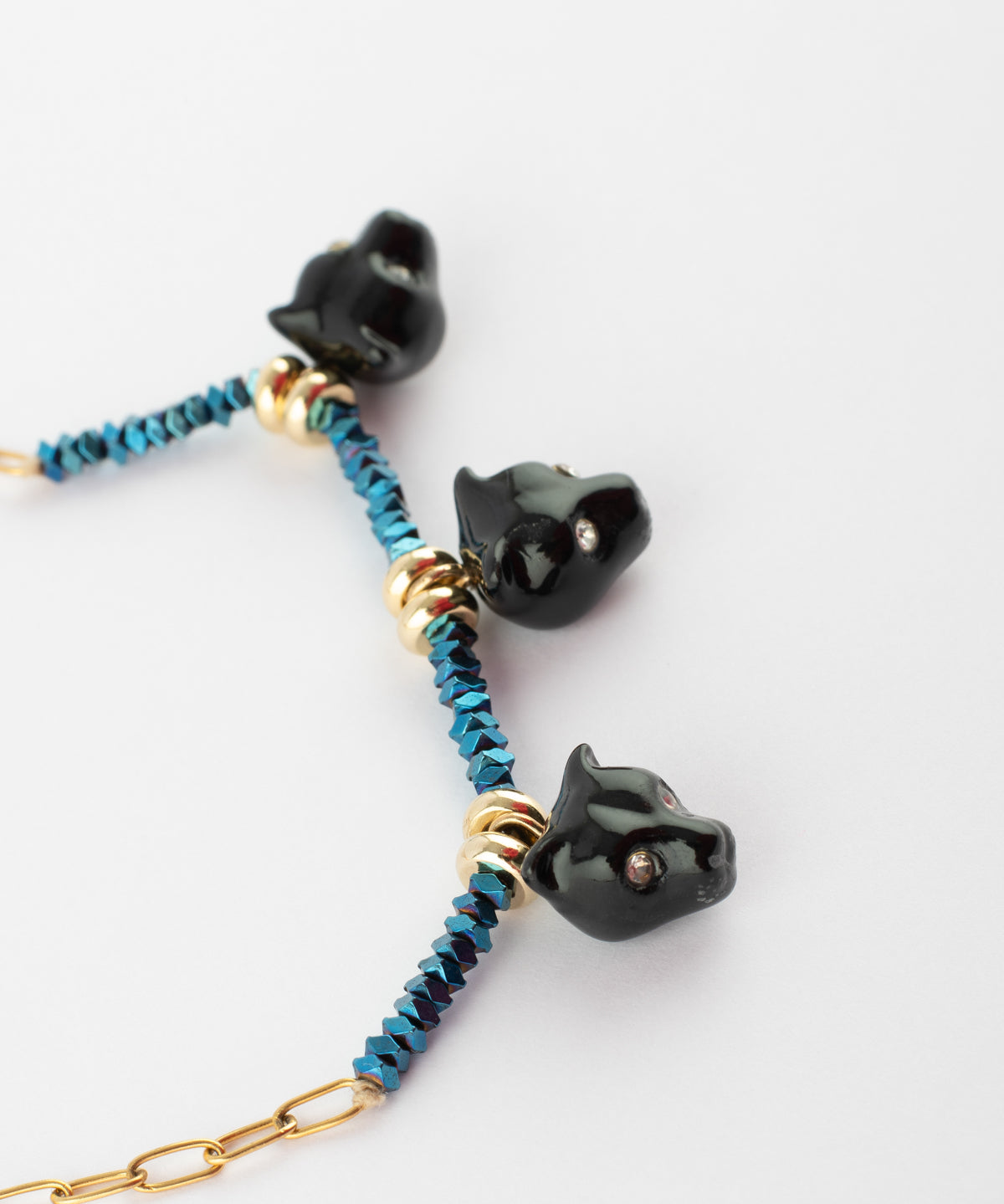 Bracelet en perles d'hématite et têtes de panthères