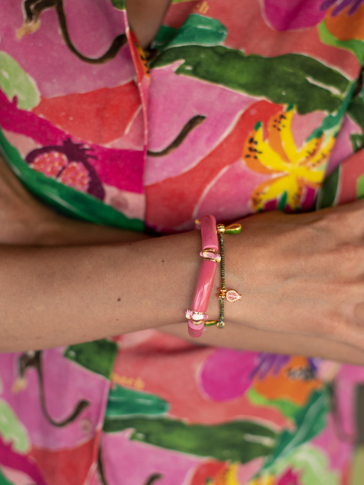 Bracelet perles roses cacatoès