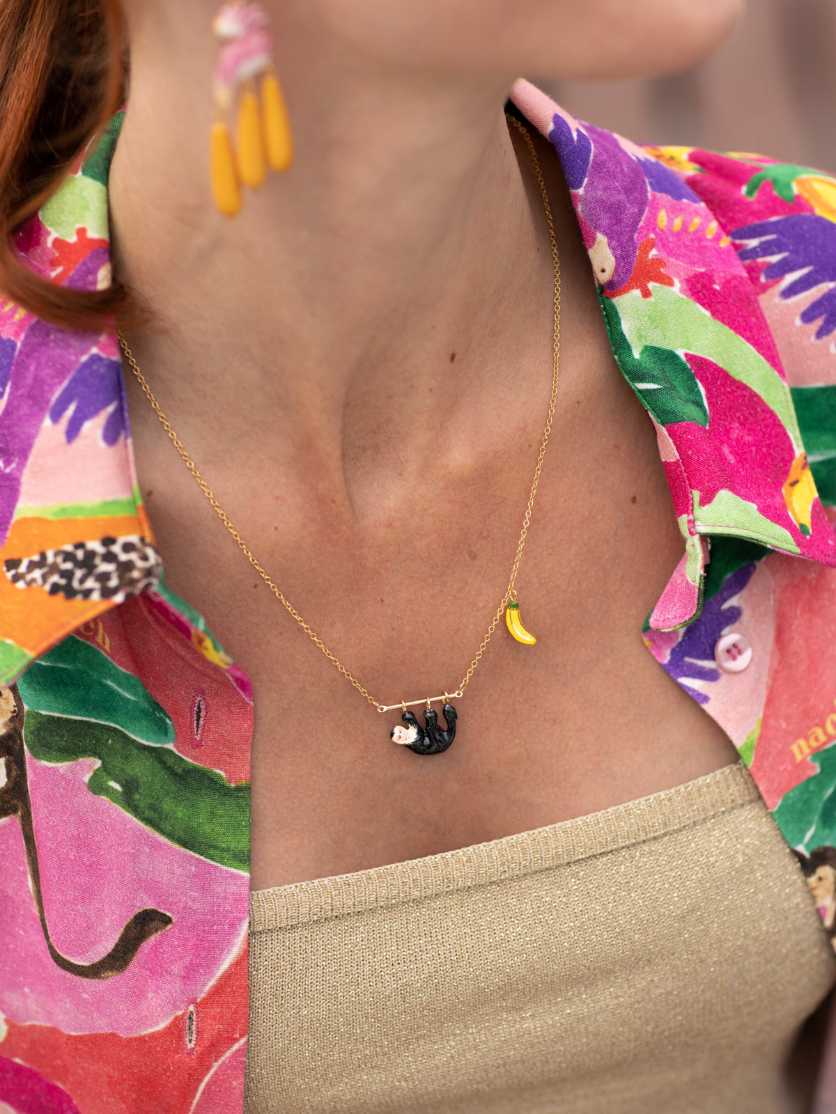 Collier capucin sur branche