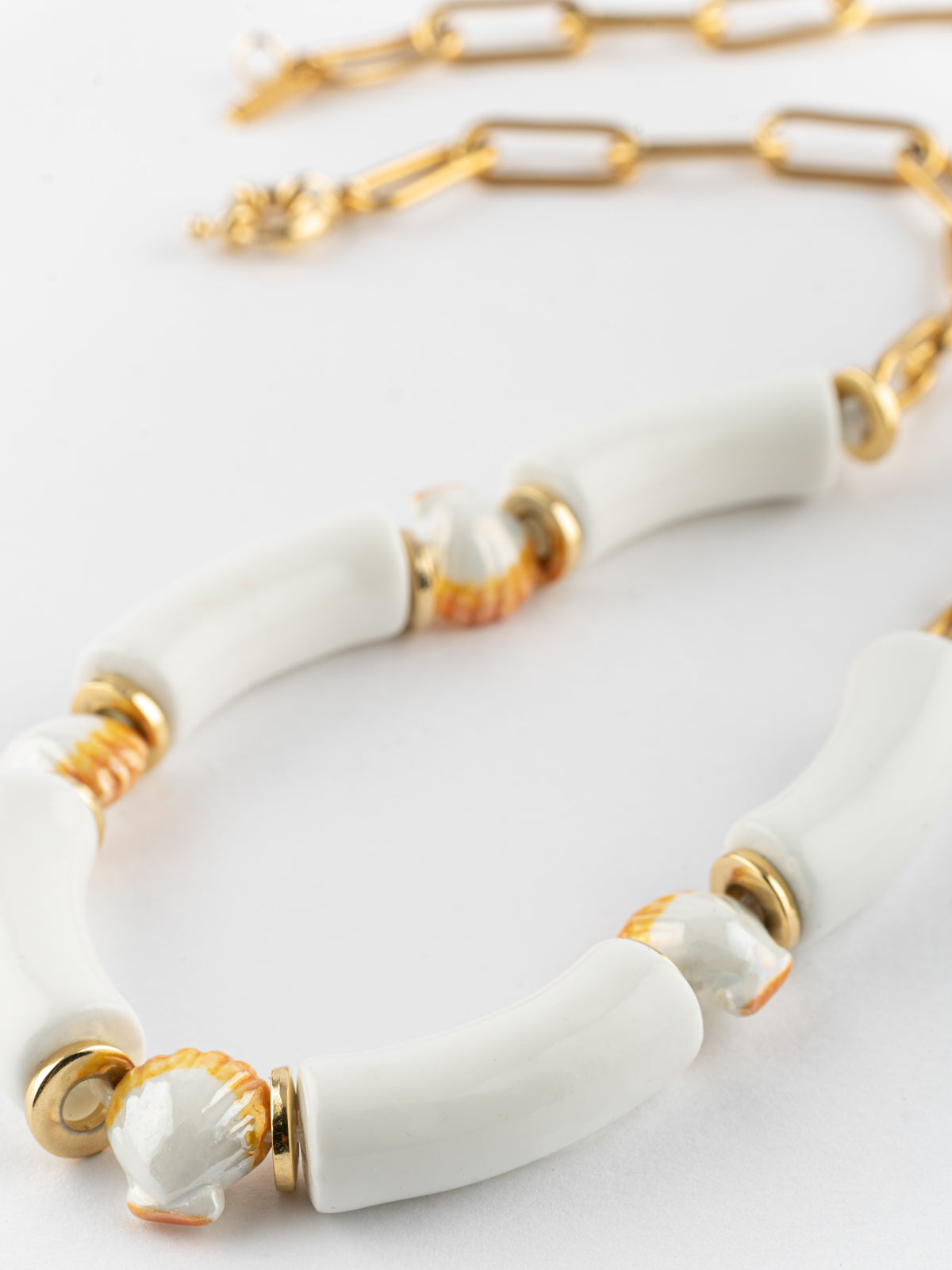 Collier coquillages & perles blanches