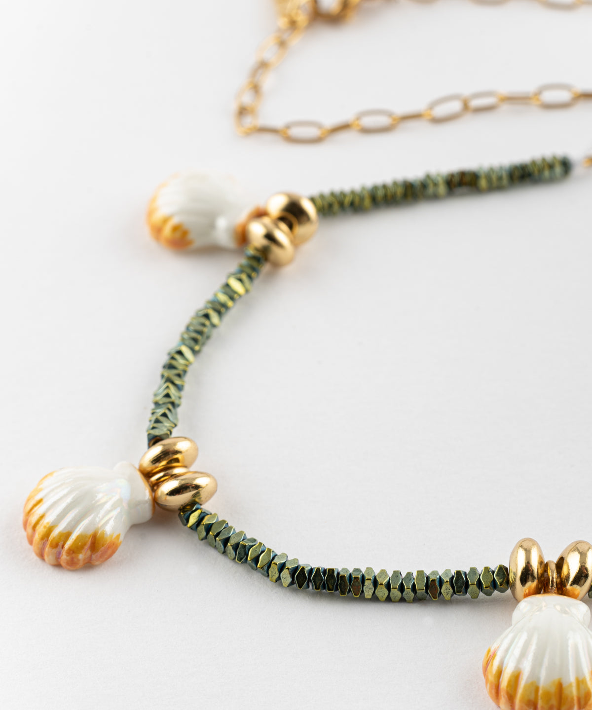 Collier perles d'hématite coquillages