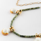 Collier perles d'hématite coquillages