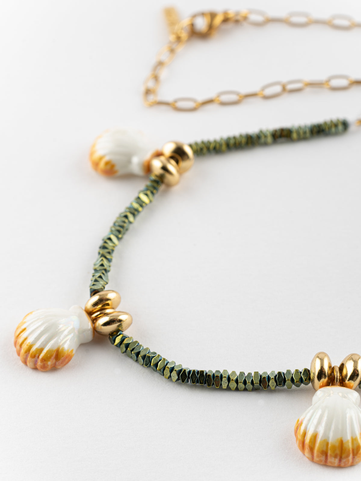 Collier perles d'hématite coquillages