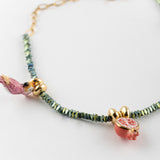 Collier perles d'hématite perruches & grenades