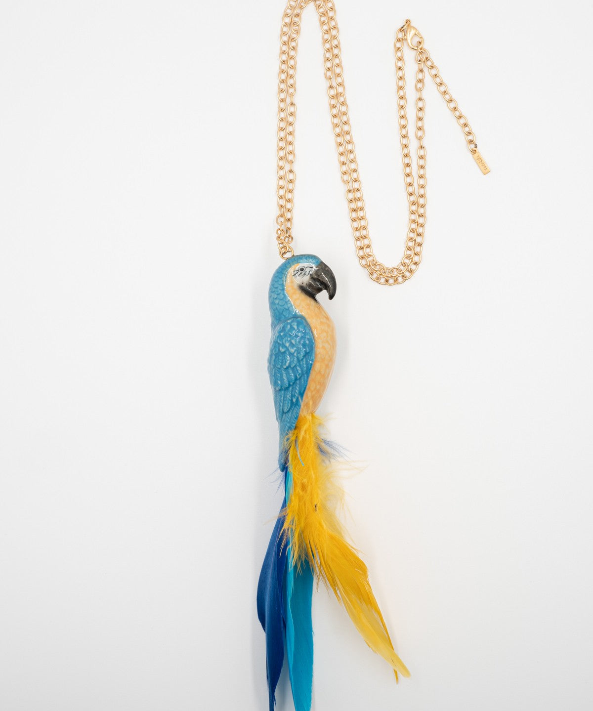 bijou collier animal perroquet bleu avec plumes peint à la main en porcelaine