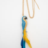 bijou collier animal perroquet bleu avec plumes peint à la main en porcelaine