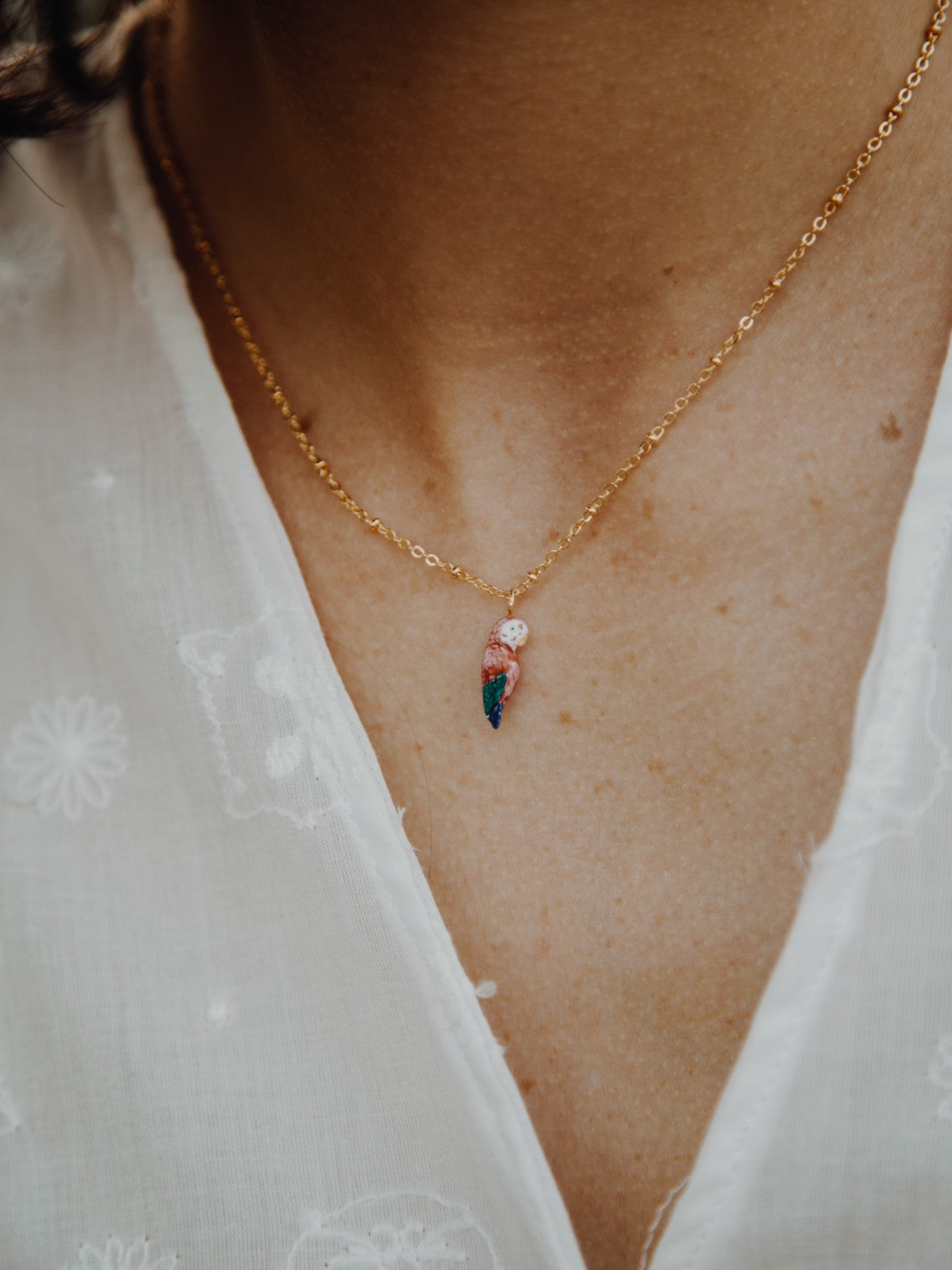 collier perroquet rose
