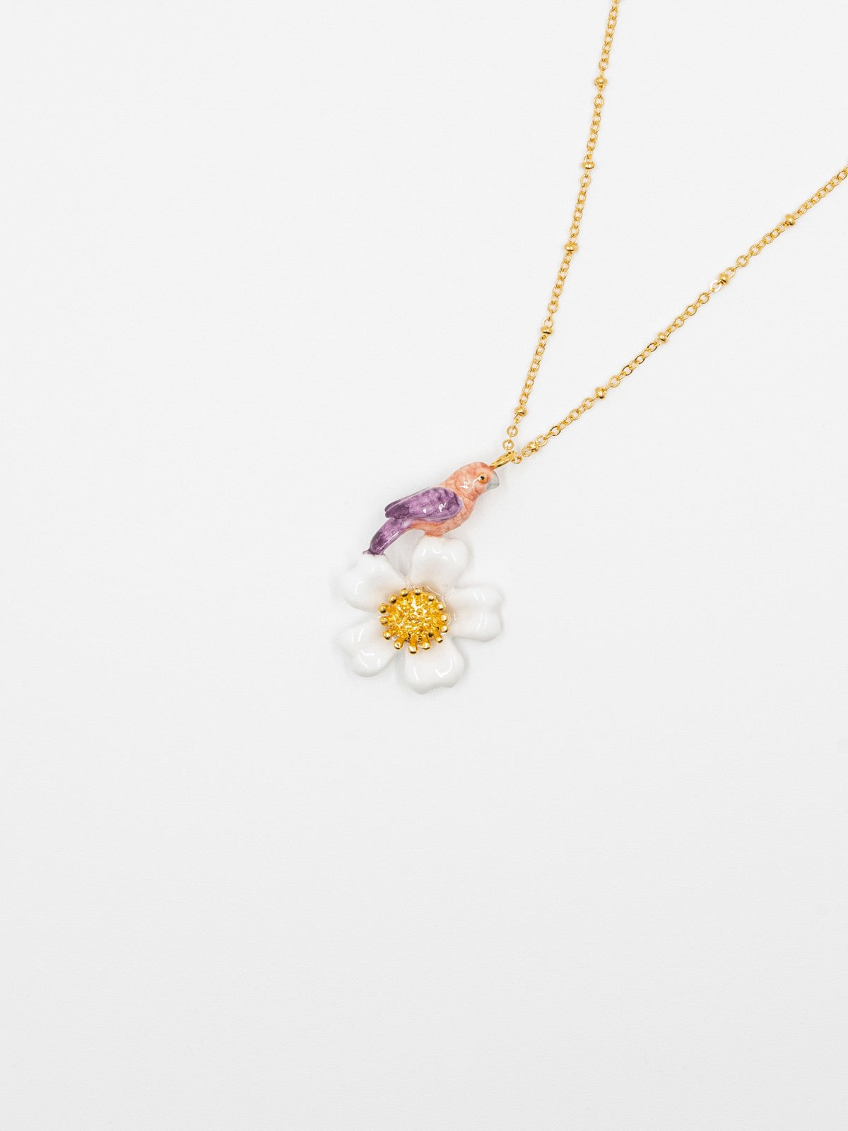 collier doré fleur blanche oiseau rose violet perroquet porcelaine