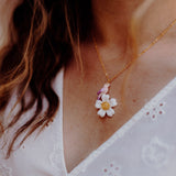 collier doré fleur blanche oiseau rose violet perroquet porcelaine