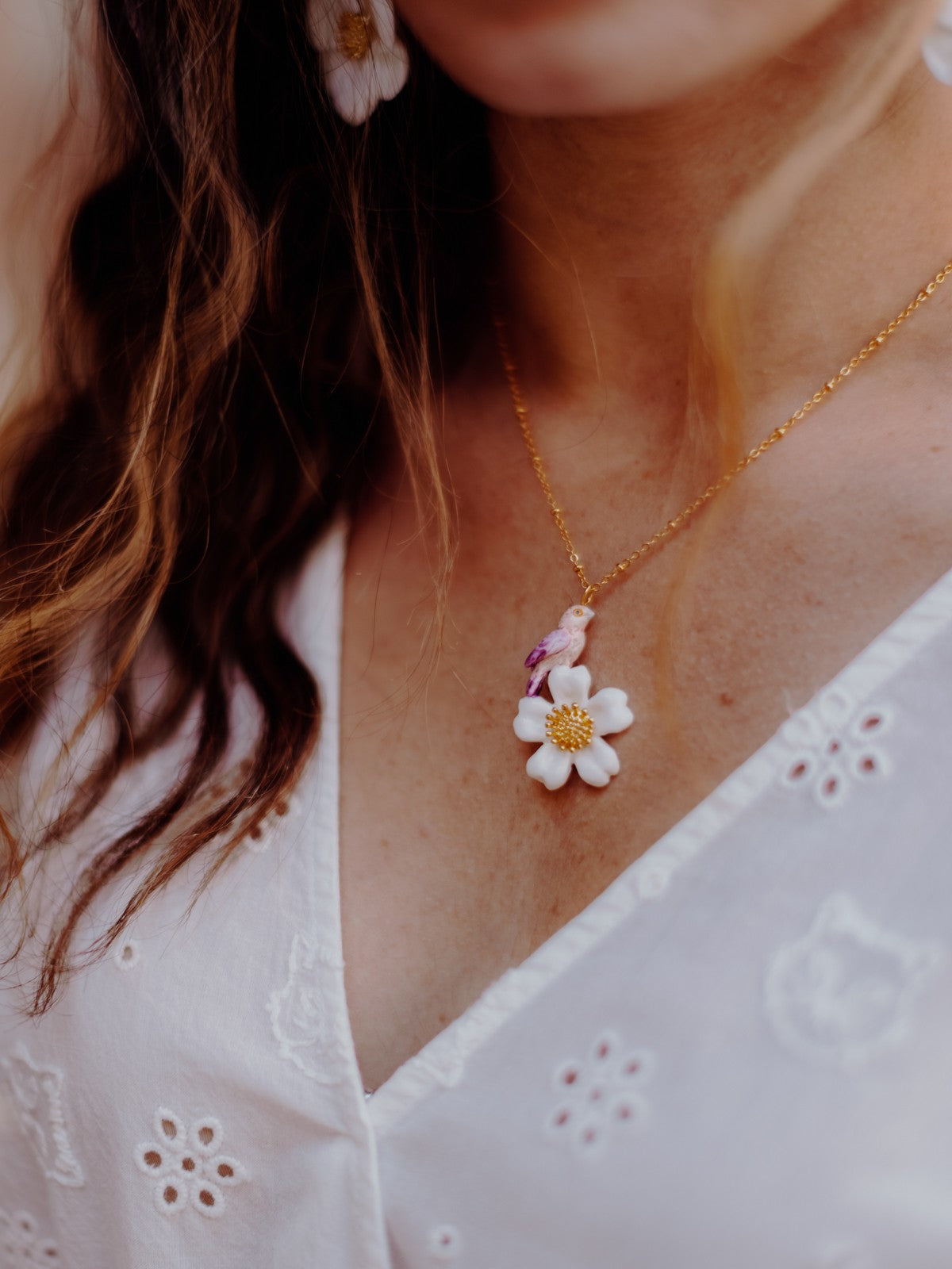 collier doré fleur blanche oiseau rose violet perroquet porcelaine