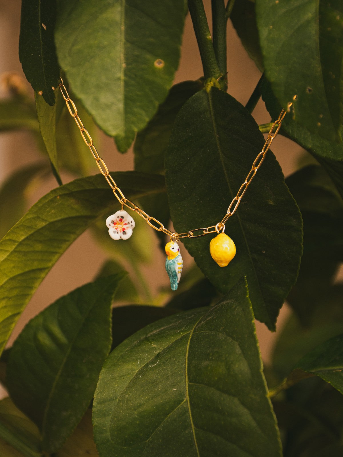 collier doré citron fleur perroquet oiseau bleu jaune porcelaine