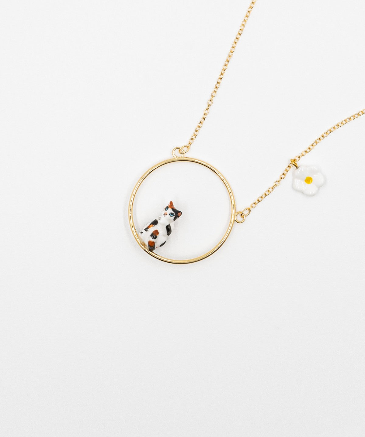 collier doré rond chat marron noir blanc assis fleur porcelaine