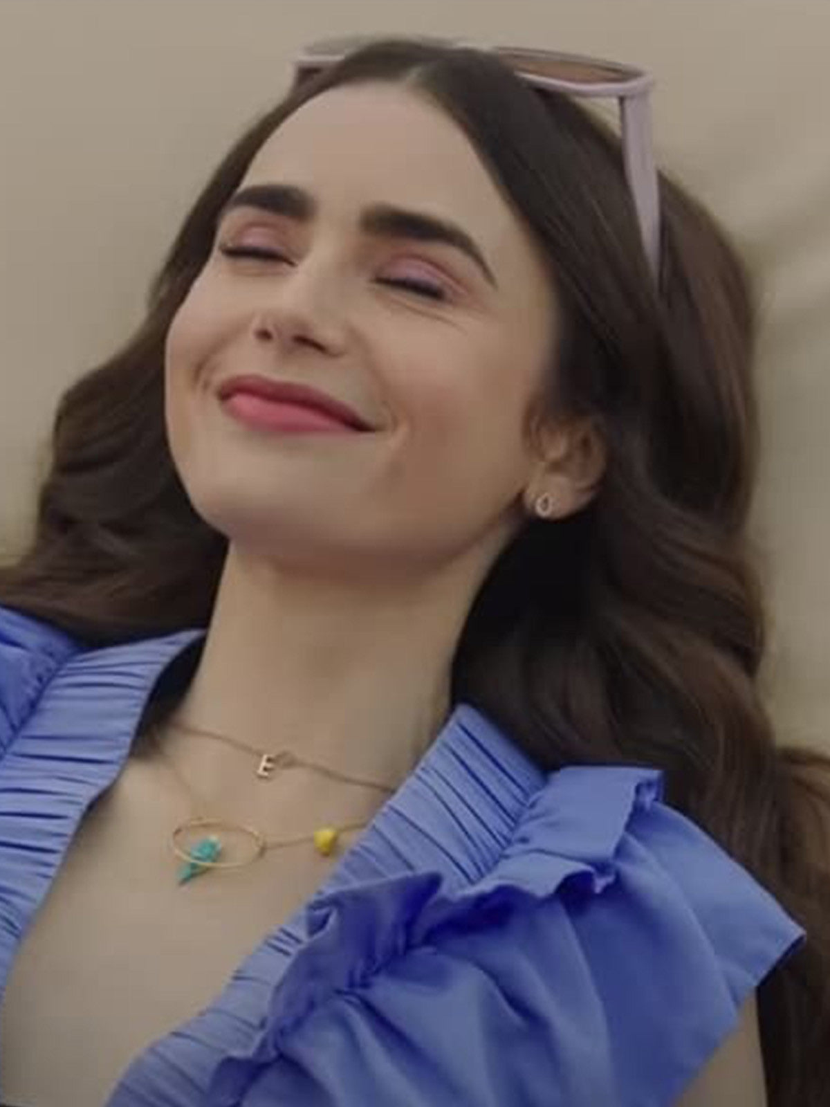 Collier rond perruche bleue & citron porté par Emily in Paris