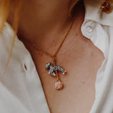 Collier chaîne doré pendentif animal zèbre en porcelaine peint à la main