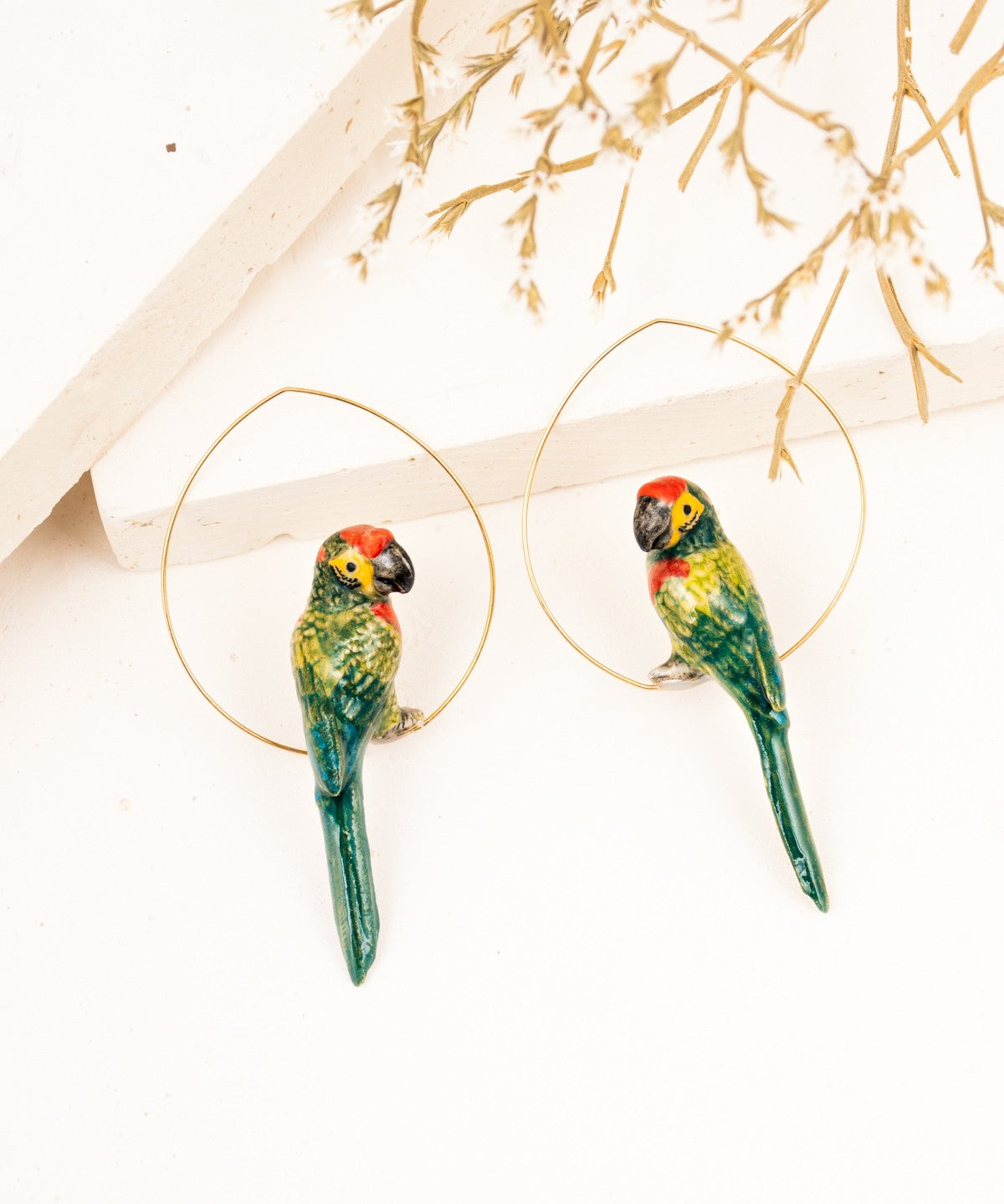 créoles dorées perroquet vert rouge jaune et bleu porcelaine