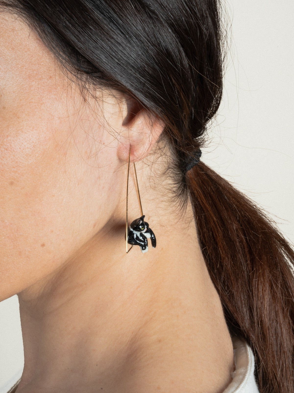 bijou boucles d'oreille triangle chat noir et blanc en porcelaine peinte à la main
