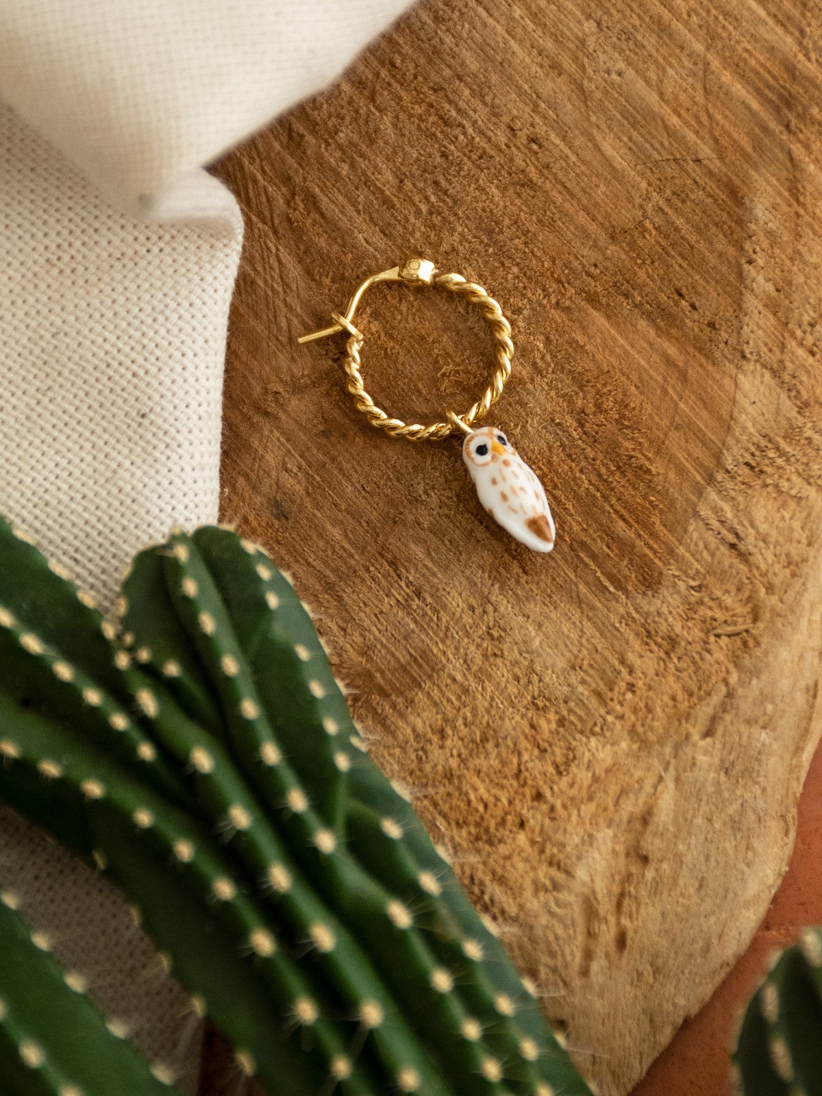 Boucle d'oreille chouette blanche  porcelaine peint a la main