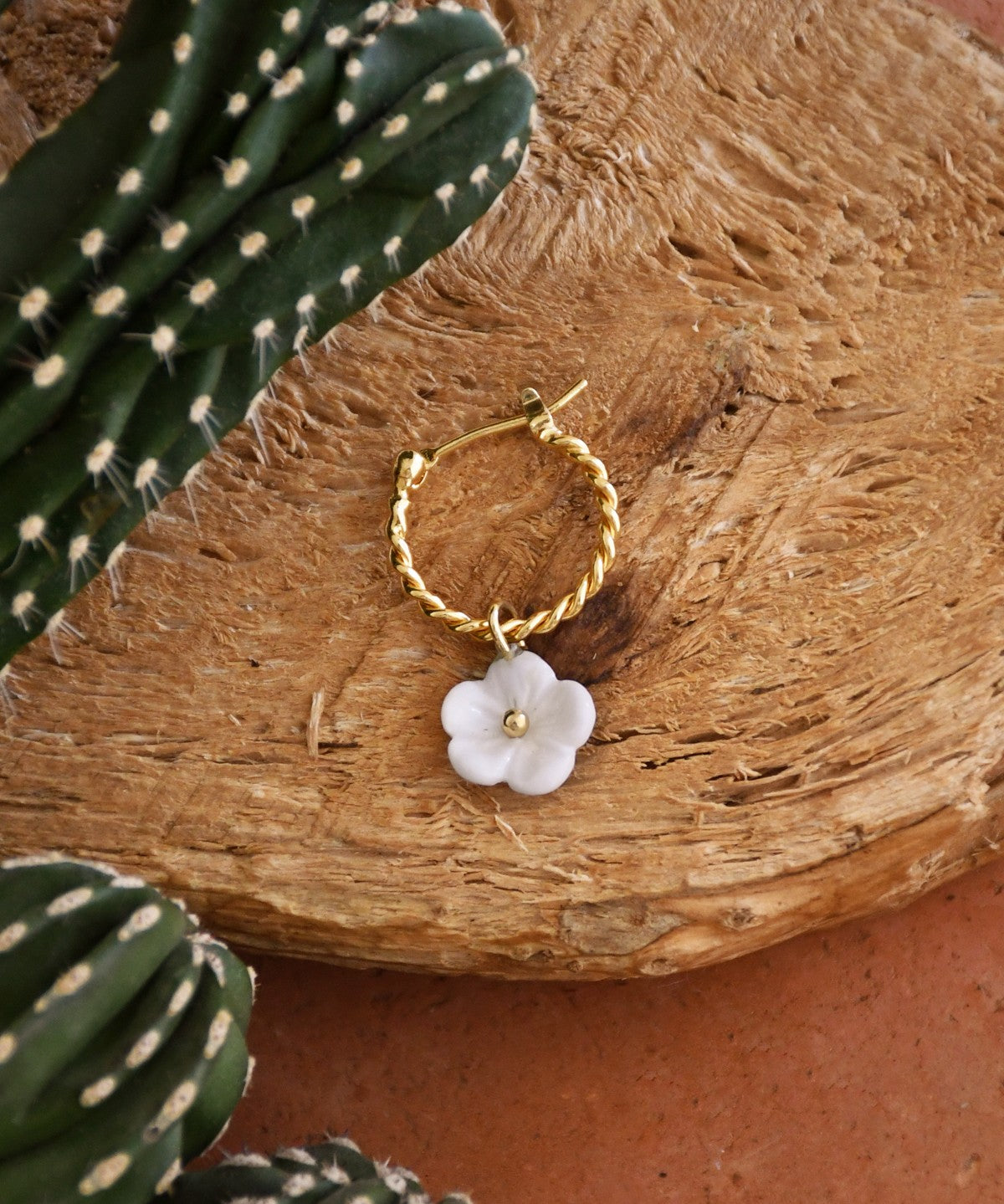 Boucle d'oreille fleur blanche porcelaine peint a la main