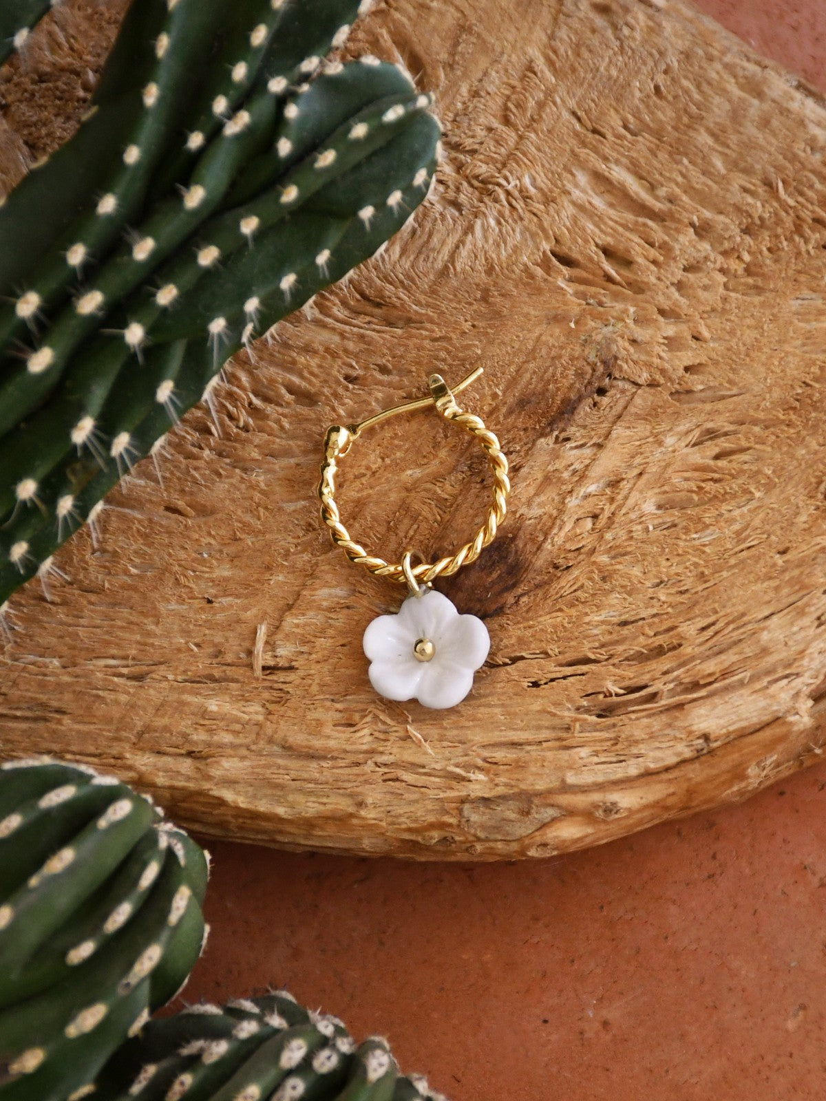 Boucle d'oreille fleur blanche porcelaine peint a la main