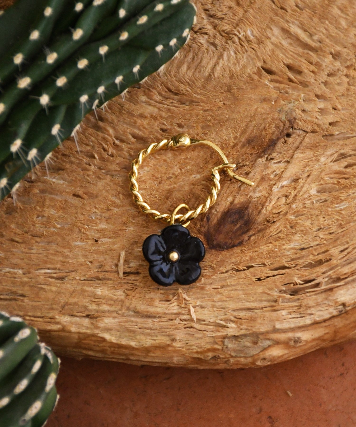 Boucle d'oreille fleur noire porcelaine peint a la main