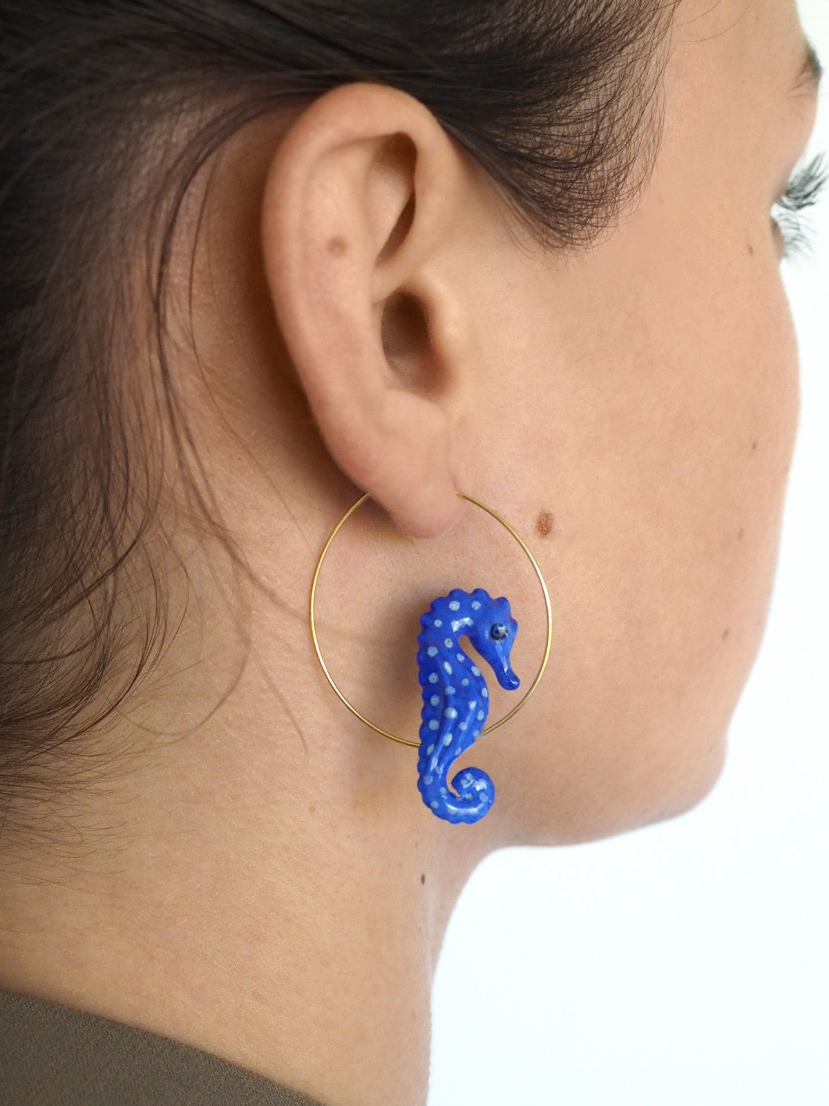 Petites créoles dorées hippocampe porcelaine