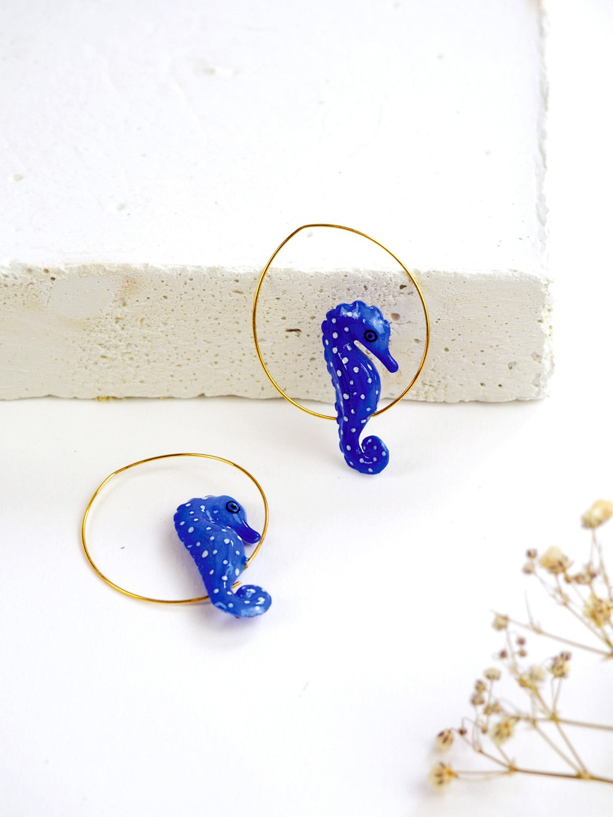 Petites créoles dorées hippocampe porcelaine