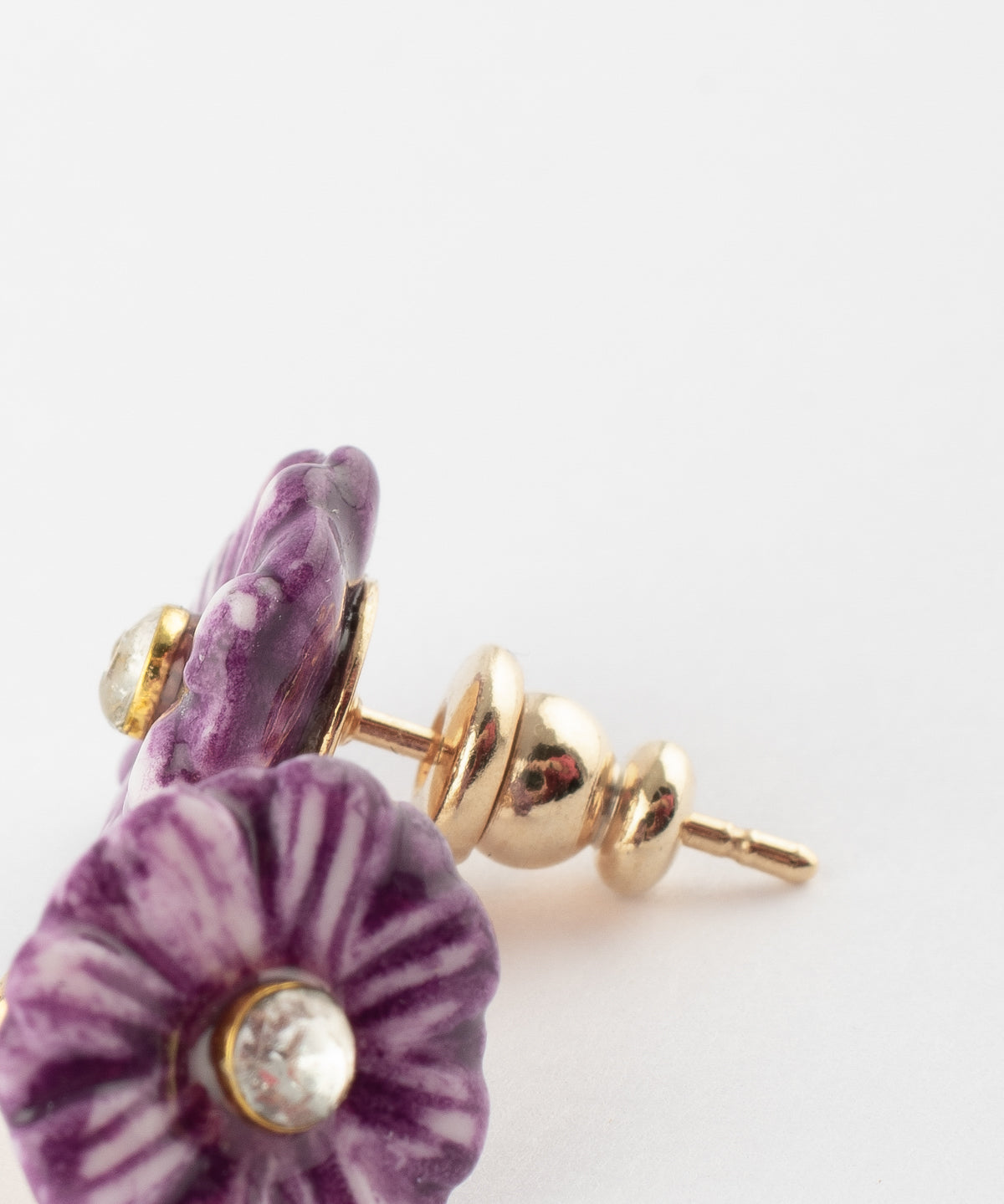 Petites puces d'oreilles chardon violet