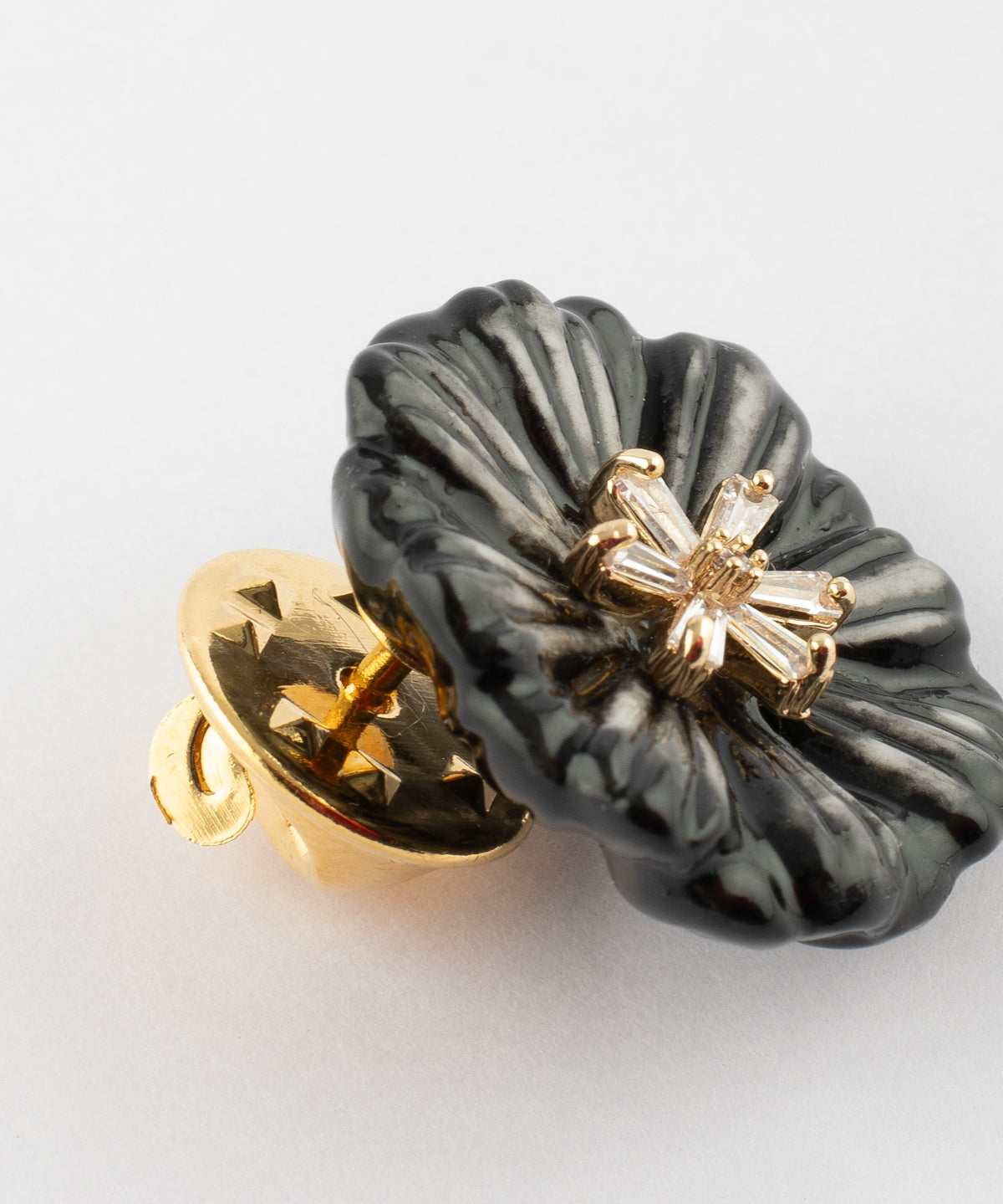 Pin's chardon noir