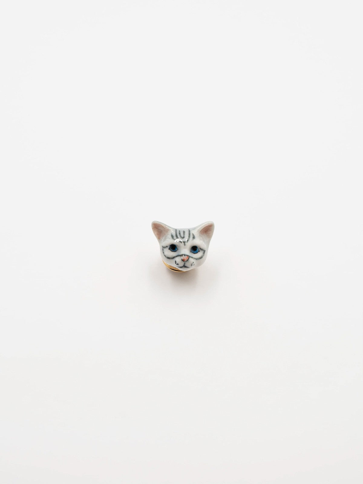 bijou pin's animal chat gris tabby peint à la main en porcelaine