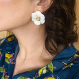 bijou boucles d'oreilles puces fleur blanche et dorée en porcelaine peinte à la main