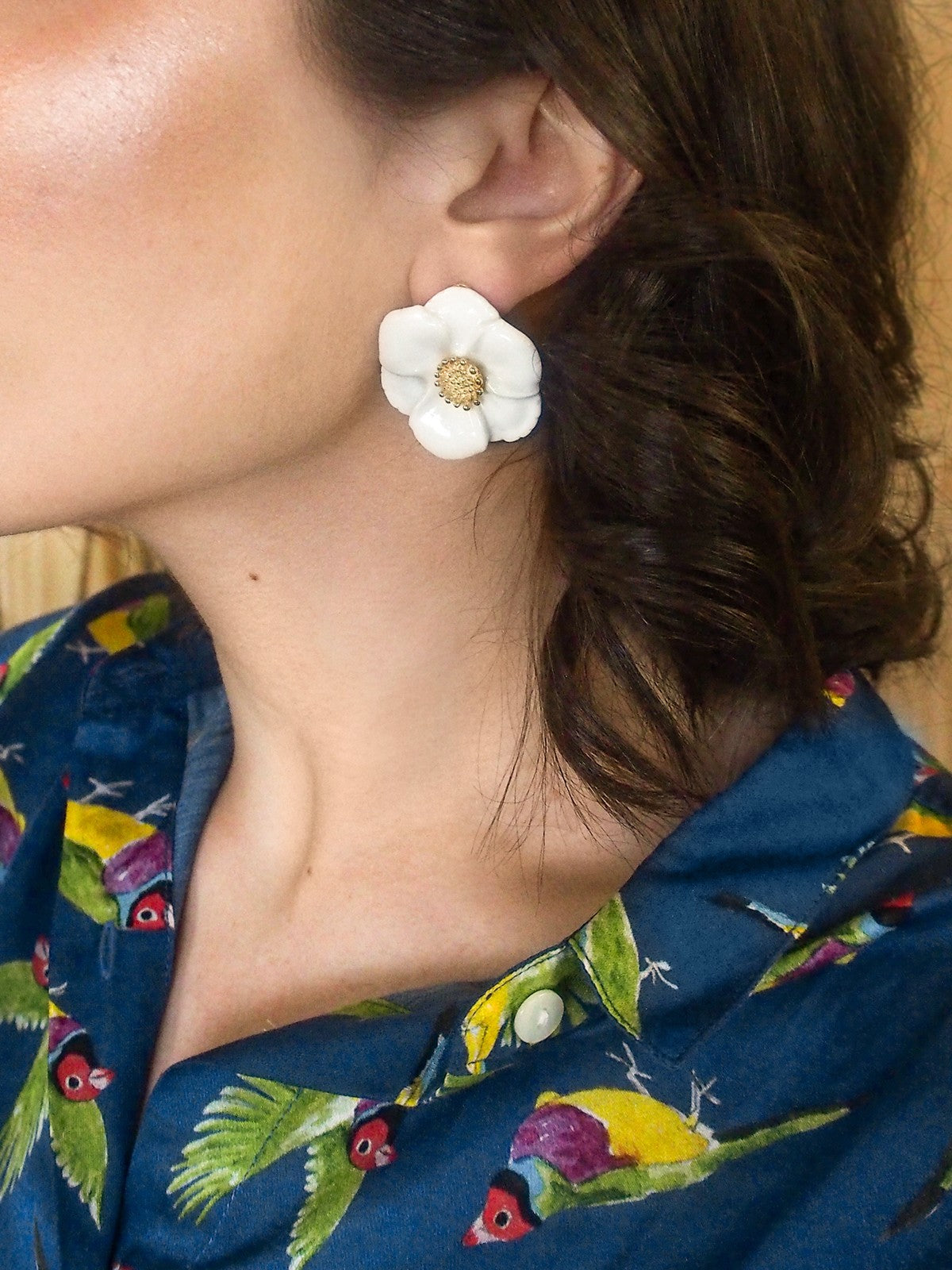 bijou boucles d'oreilles puces fleur blanche et dorée en porcelaine peinte à la main