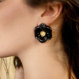 bijou boucles d'oreilles puces fleur noire et dorée en porcelaine peinte à la main